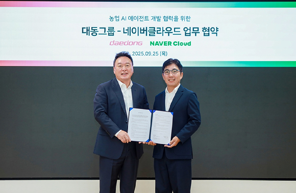 원유현 대동그룹 부회장(왼쪽)과 김유원 네이버클라우드 대표가 업무협약 체결 후 기념 촬영하고 있다. [사진=네이버클라우드]