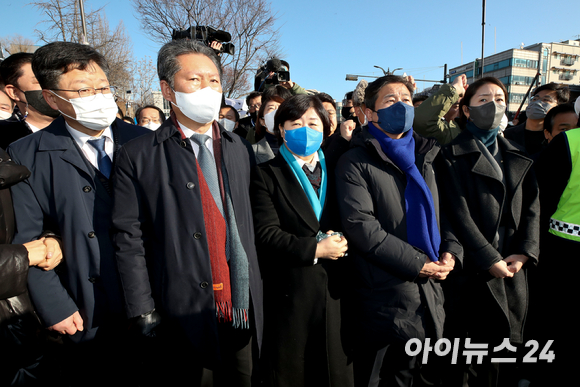 안호영(왼쪽부터)·정청래·서영교·김영배·강선우 민주당 의원이 10일 오전 경기 성남시 수원지방검찰청 성남지청 앞에서 이재명 대표를 기다리고 있다. [사진=사진공동취재단]