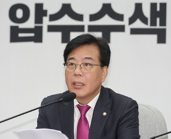 국민의힘 송언석 비상대책위원장 겸 원내대표가 19일 국회에서 열린 원내대책회의에서 발언하고 있다. [사진=연합뉴스]