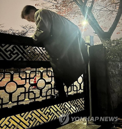 3일 오후 11시경 대통령 비상계엄으로 경찰이 통제 중인 서울 여의도 국회에서 우원식 국회의장이 담을 넘어 본청으로 향하고 있다. 2024.12.4 [사진=국회의장실/연합뉴스]