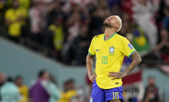 브라질 네이마르가 10일(한국시간) 카타르 알 라이얀의 에듀케이션 시티 스타디움에서 열린 크로아티아와 2022 국제축구연맹(FIFA) 카타르 월드컵 8강전에서 승부차기 끝에 패한 뒤 아쉬움을 드러내고 있다. [사진=뉴시스]