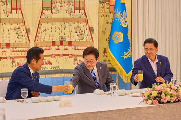 이재명 대통령이 20일 서울 한남동 관저에서 더불어민주당 정청래 대표, 김병기 원내대표 등 지도부와 만찬을 하고 있다. 2025.8.20. [사진=대통령실 제공]