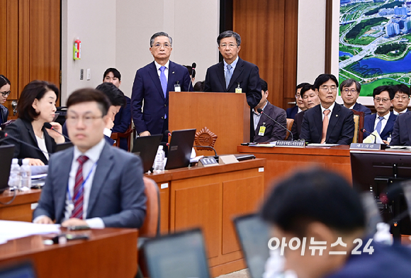 이한준 한국토지주택공사 사장과 임병용 GS건설 대표이사가 10일 오후 서울 여의도 국회에서 열린 국토교통위원회 국정감사에서 의원들의 질의에 답하고 있다. [사진=곽영래 기자]