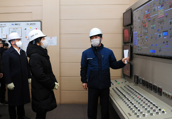 박경일 SK에코플랜트 사장(왼쪽 첫번째)과 한화진 환경부 장관(왼쪽 두번째)이 'AI 소각시설 운전상황판'을 보며 관계자 설명을 듣고 있다. [사진=SK에코플랜트]