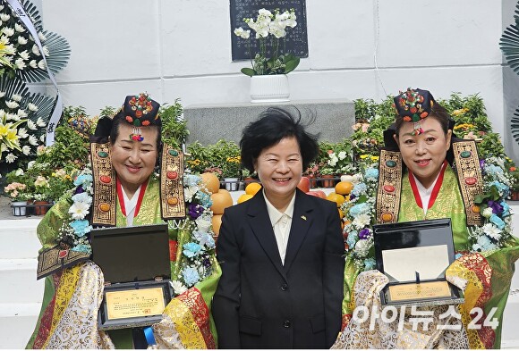 조선시대 제주의 의인 김만덕을 기리는 ‘제45회 김만덕제 봉행 및 김만덕상 시상식’이 20일 오전 10시 사라봉 모충사에서 열렸다. 김애숙 제주도정무부지사가 봉사 부문 수상자 김춘열 씨와 경제인 부문 수상자 김미자 씨에게 시상하고, 함께 포즈를 취하고 있다. [사진=박태진 기자]