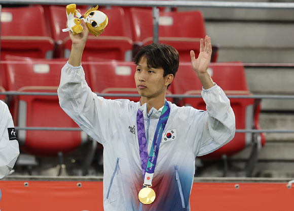 지난 3일 일본 아이치현 도요타 스타디움에서 열린 2026 아이치&middot;나고야 아시안게임 남자 축구 시상식에서 금메달을 획득한 엄지성이 인사를 하고 있다. [사진=연합뉴스]