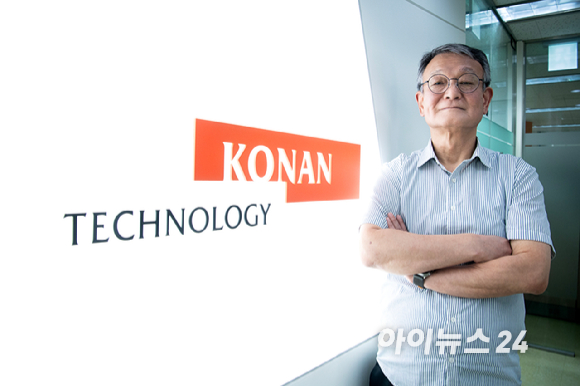 김영섬 코난테크놀로지 대표가 22일 서울 서초구 서초동 코난테크놀로지 사옥에서 아이뉴스24와 인터뷰를 하고 있다. [사진=문수지 기자]