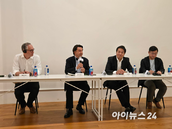 현대차그룹 소프트웨어 자회사 포티투닷(42dot)의 에릭 우드(Eric Wood) 제품경험 총괄 전무가 1일(현지시간) 미국 뉴욕에서 열린 '디 올 뉴 투싼 월드 프리미어' 행사에서 발언하고 있다. [사진=최란 기자]