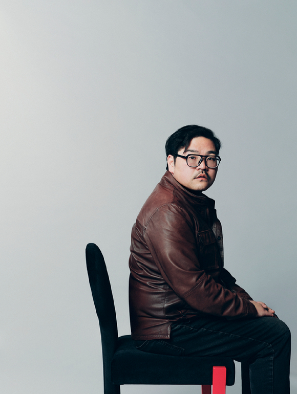 이종필 감독이 넷플릭스 영화 '파반느' 인터뷰에 앞서 포즈를 취하고 있다. [사진=넷플릭스 ]