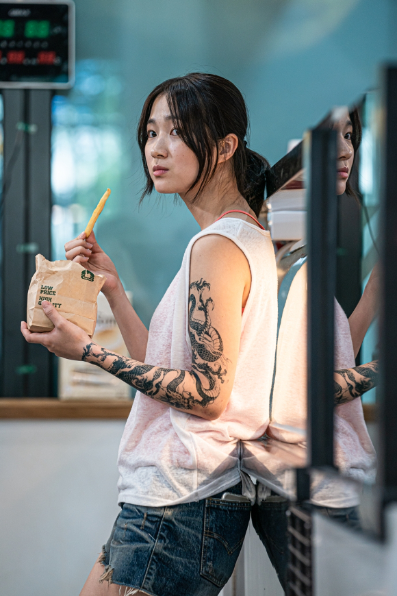 '불도저에 탄 소녀' 김혜윤이 파격 변신에 나선다.[사진=리틀빅픽처스]