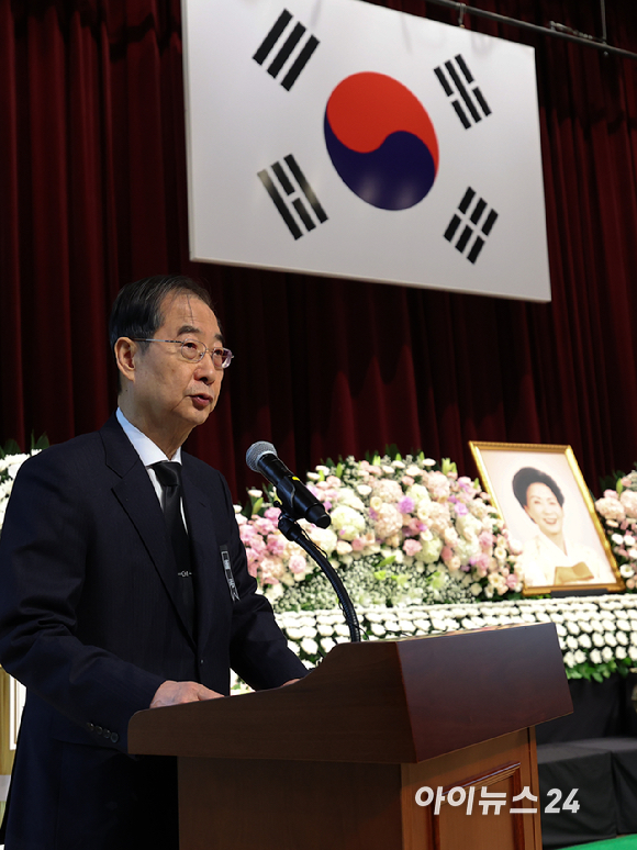 한덕수 국무총리가 11일 서울 동작구 국립서울현충원 현충관에서 열린 고 김영삼 전대통령 부인 손명순 여사의 영결식에서 조사를 낭독하고 있다. [사진=곽영래 기자]