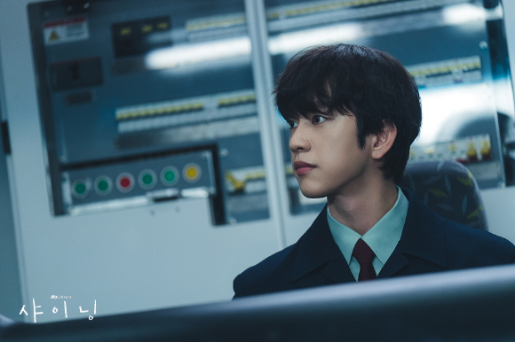 배우 김민주, 박진영이 JTBC 금요시리즈 '샤이닝'에서 호흡을 맞추고 있다. [사진=SLL, 카카오엔터테인먼트]