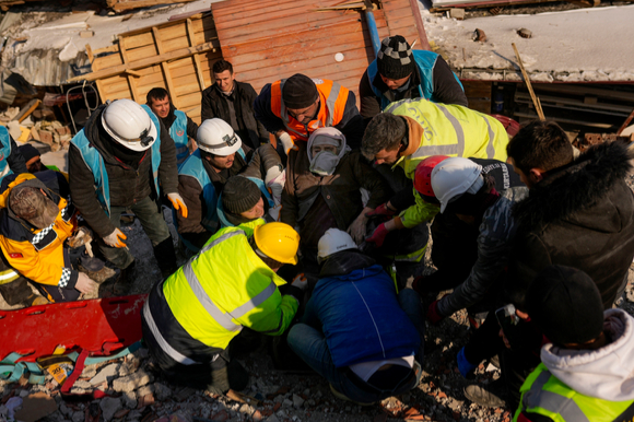 튀르키예 지진 현장에서 생존자를 구출하고 있다.  [사진=뉴시스]