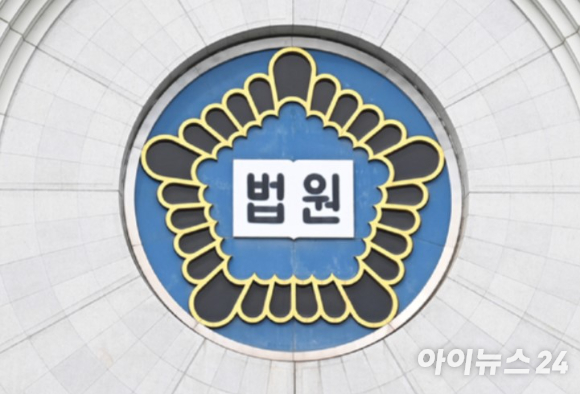 '입시 비리' 혐의를 받는 조국혁신당 조국 전 대표의 딸 조민 씨가 지난 3월 26일 서울중앙지법에서 열린 항소심 첫 재판에 출석하고 있다. [사진=연합뉴스]
