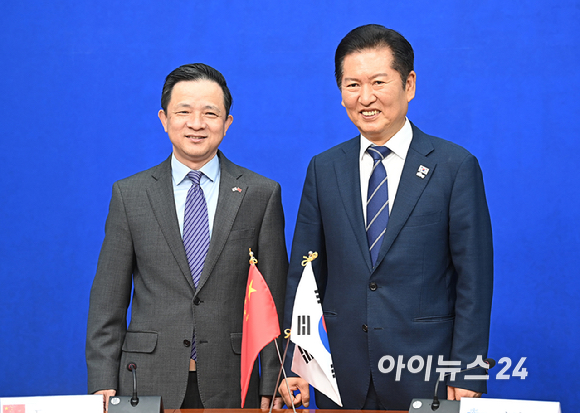 정청래 더불어민주당 대표가 11일 오전 서울 여의도 국회에서 다이빙 주한중국대사를 접견, 기념촬영을 하고 있다. [사진=곽영래 기자]