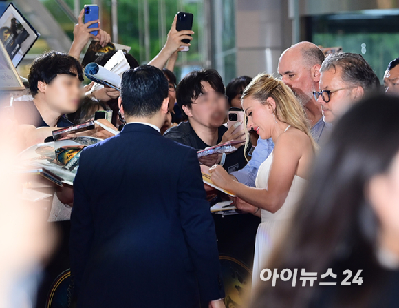 할리우드 배우 스칼렛 요한슨이 1일 오후 서울 영등포구 타임스퀘어에서 열린 영화 '쥬라기 월드: 새로운 시작' 내한 레드카펫 행사에 참석해 SNS 매거진과 인터뷰를 하고 있다. 오른쪽은 인터뷰가 끝나기를 기다리는 팬들의 모습. [사진=정소희 기자]