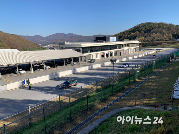 10일 경기도 용인 스피드웨이에서 열린 현대차그룹 '2023 자율주행 챌린지'에서 서킷 레이싱을 위해 참가 차량이 출발 대기하고 있다. [사진=김종성 기자]