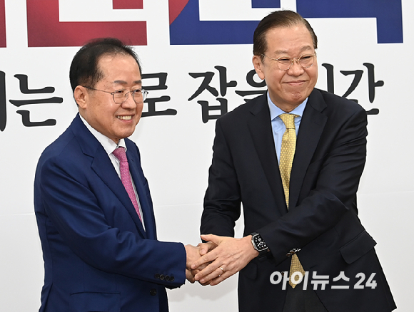 홍준표 전 대구시장이 14일 오전 서울 여의도 국회에서 권영세 국민의힘 비상대책위원장을 만나 악수를 하고 있다. [사진=곽영래 기자]