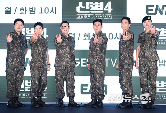 (왼쪽부터)배우 남태우-김동준-김민호-오대환-이현균-이원정이 24일 오후 서울 구로구 신도림동 더세인트에서 열린 ENA 새 월화드라마 '신병4 : 사보타주' 제작발표회에 참석하고 있다. [사진=정소희 기자]