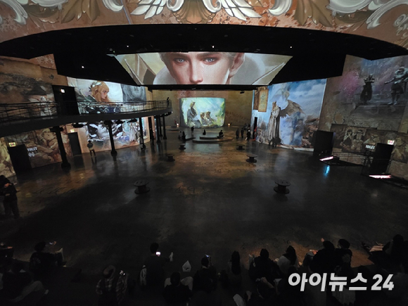 23일 서울 광진구 워커힐호텔 빛의 시어터에서 '로스트아크 미디어아트전: 빛의 여정'이 개최된 가운데 관람객들이 중앙 미디어아트 상영관에서 로스트아크 관련 영상을 감상하고 있다. [사진=박정민 기자]