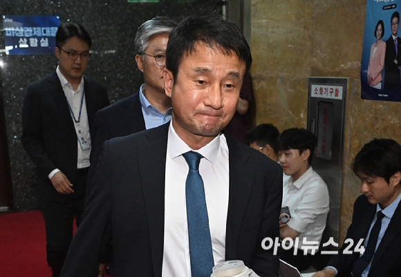한병도 더불어민주당 대표 직무대행 겸 원내대표가 24일 서울 여의도 국회에서 열린 비공개 의원총회에 참석하고 있다. [사진=곽영래 기자]