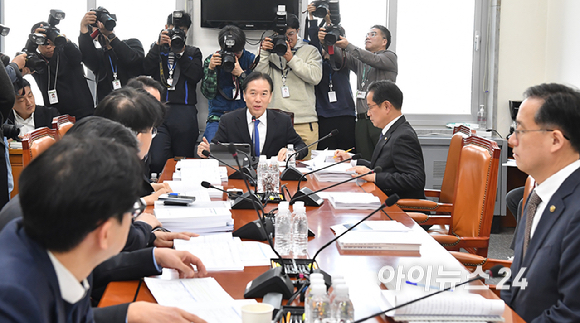 정태호 위원장이 5일 서울 여의도 국회에서 열린 대미투자특별법 처리를 위한 특별위원회 재2처 법안심사소위원회를 주재하고 있다. [사진=곽영래 기자]