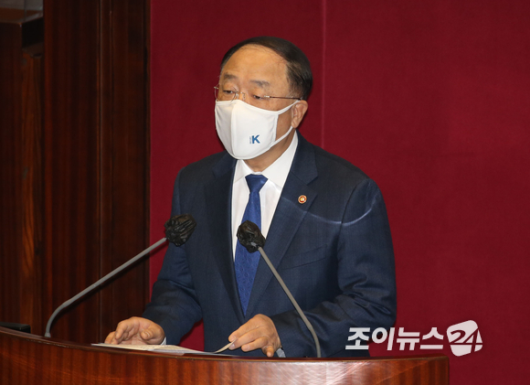 홍남기 경제부총리 겸 기획재정부 장관이 3일 오전 서울 여의도 국회 본회의장에서 열린 2022년도 예산안 처리 관련 제391회국회(정기회) 제13차 본회의에서 제안설명을 하고 있다. [사진=정소희 기자]