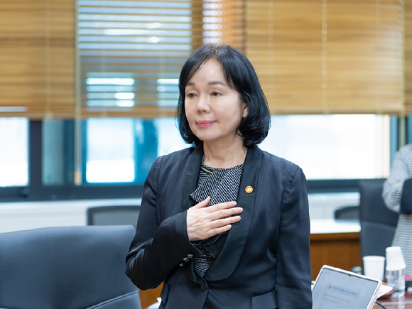 송경희 개인정보보호위원장이 25일 서울 종로구 정부서울청사에서 열린 2026년 제5회 개인정보보호위원회 전체회의에서 국민의례를 하고 있다 [사진=개인정보보호위원회]