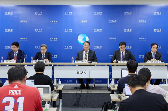 22일 오전 서울 중구 한국은행에서 열린 금융안정 상황(2026년 9월) 설명회.(왼쪽부터)김신영 외환분석부장, 이정연 금융안정기획부장, 장정수 부총재보, 임광규 금융안정국장, 조성민 금융안정국 안정총괄팀장. [사진=한국은행]