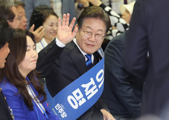더불어민주당 이재명 대선 경선 후보가 20일 울산시 울주군 울산전시컨벤션센터에서 열린 '제21대 대통령선거 후보자 선출을 위한 영남권 합동연설회'에 이은 투표 결과 발표 후 지지자들에게 인사하고 있다. 2025.4.20 [사진=연합뉴스]