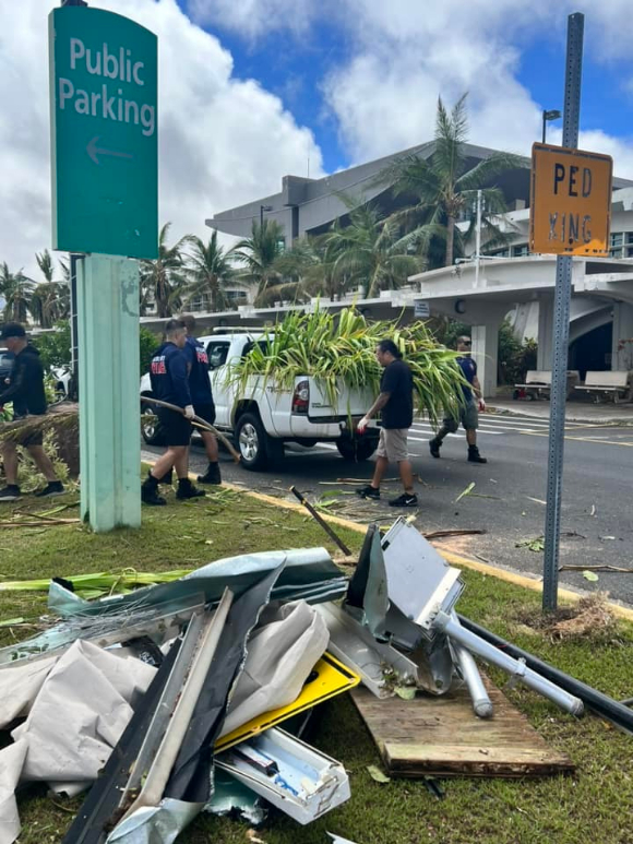 괌 국제공항 관계자들이 태풍 마와르로 인해 쓰러진 나무들과 잔해들을 치우고 있다. [사진=괌 국제공항 페이스북.]