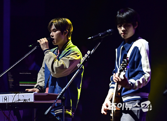 밴드 엑스디너리 히어로즈(Xdinary Heroes)가 1일 오후 서울 서대문구 이화여자대학교 대강당에서 열린 '2025 JOY콘서트 - 보이스 오브 스프링(Voice of spring)'에서 멋진 무대를 펼치고 있다. [사진=곽영래 기자]