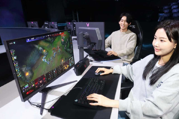 LG전자 모델들이 '리그 오브 레전드'의 국내 리그(LCK)와 유럽 리그(LEC)의 공식 모니터로 선정된 LG 울트라기어 게이밍모니터 신제품을 체험하고 있다. [사진=LG전자]