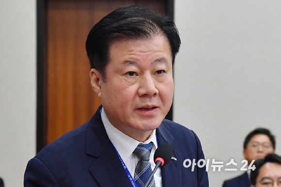 강석진 중소벤처기업진흥공단 이사장이 15일 서울 여의도 국회 산업통상자원중소벤처기업위원회에서 열린 국정감사에 출석해 기관 보고를 하고 있다. [사진=곽영래 기자]