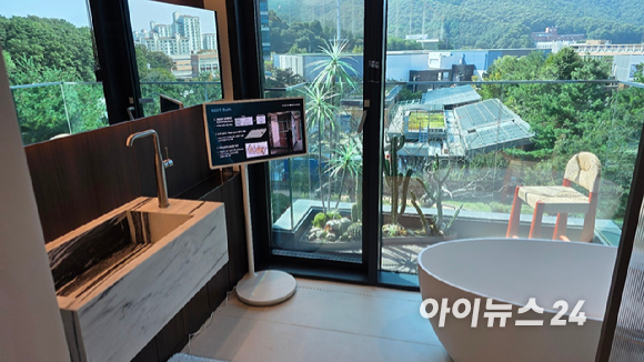 삼성물산 관계자가 '넥스트 퍼니처' 가구를 밀고 있다. [사진=이수현 기자]