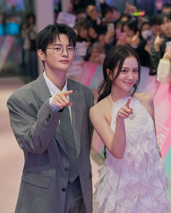 서인국과 지수가 넷플릭스 시리즈 '월간남친' 팬 이벤트에서 호흡하고 있다. [사진=넷플릭스]