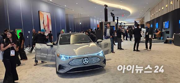 CES 2026이 열리는 6~9일(현지시간) 미국 라스베이거스 도심 곳곳에서 무료 운영 중인 '죽스' 로보택시. [사진=박지은 기자]