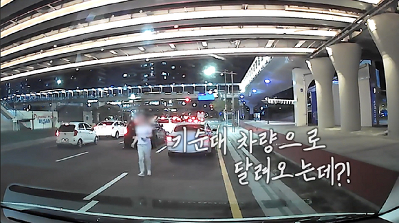 퇴근길 차량 정체 상황에서 통증을 호소하던 임산부가 경찰의 도움으로 무사히 병원에 옮겨진 사연이 공개됐다. [사진=유튜브 채널 '부산경찰']