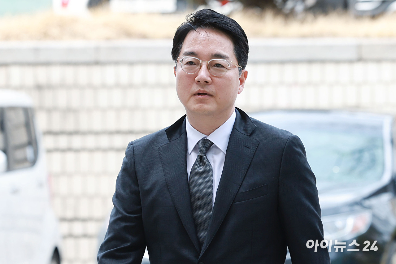 대검찰청 청사 앞에 검찰 깃발이 휘날리고 있다. [사진=최기철 기자]