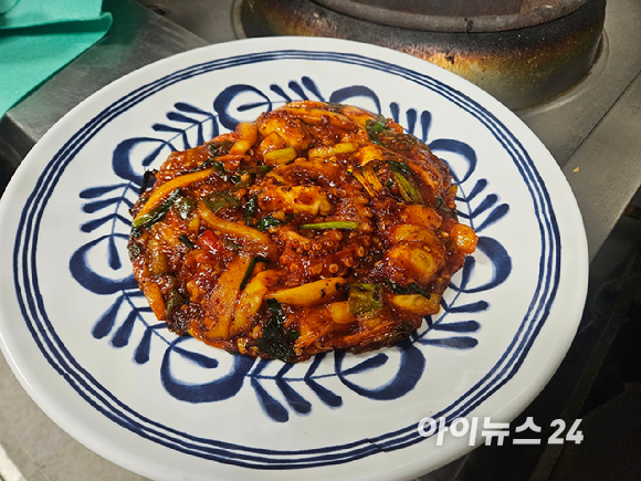 만다린로보틱스의 '엑스 웍'이 낚지 볶음을 웍 요리 방식으로 조리하고 있다. [사진=설재윤 기자]