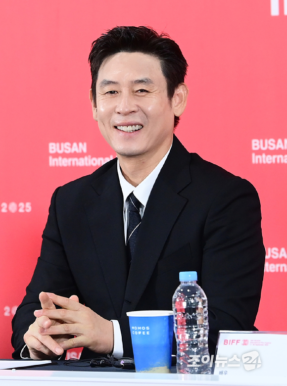 배우 이하늬가 17일 오후 서울 중구 반얀트리 클럽 앤 스파에서 열린 AHC 신제품 아이크림 론칭 기념 행사에 참석하고 있다. [사진=정소희 기자]