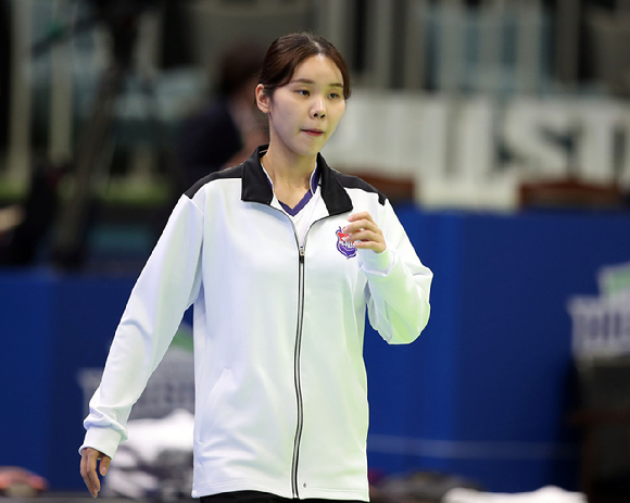 한국도로공사 세터 이윤정이 25일 열리는 현대건설과 원정 경기에 앞서 코트로 나와 몸을 풀고 있다. 그는 무릎 부상으로 올 시즌 개막 후 아직 경기에 출전하지 않고 있다. [사진=발리볼코리아닷컴]