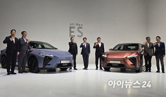 치아시 코헤이 렉서스 인터내셔널 수석 엔지니어(왼쪽부터)와 콘야마 마나부 렉서스코리아 사장이 13일 서울 광진구 빛의 시어터에서 진행된 '올 뉴 ES' 미디어 컨퍼런스에 참석하고 있다. [사진=최란 기자]