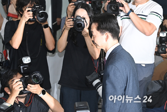 김지용 중대범죄수사청장 후보자가 8일 오후 서울 종로구 정부서울청사 창성동 별관에 마련된 인사청문회 준비단 사무실로 첫 출근하고 있다. [사진=곽영래 기자]