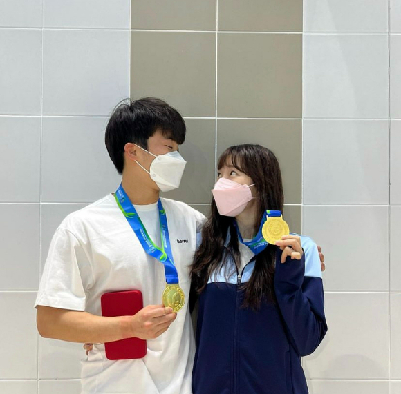 한국 수영 다이빙 간판 우하람(25·국민체육진흥공단)이 아시안게임 은메달 획득과 동시에 연인을 공개했다. [사진=우하람 인스타그램]