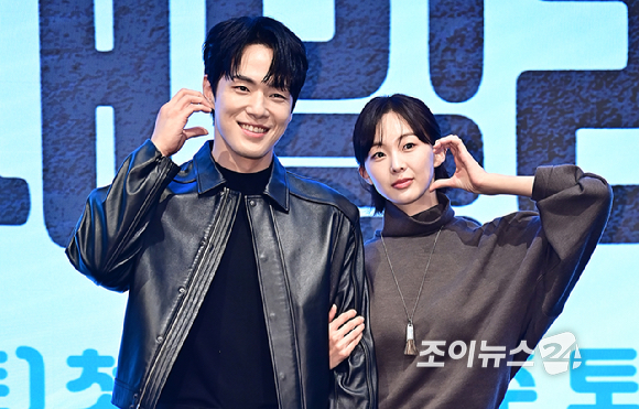 배우 김정현, 금새록이 25일 오후 서울 구로구 더세인트에서 열린 KBS 2TV 새 주말드라마 '다리미 패밀리' 제작발표회에서 포토타임을 갖고 있다. [사진=곽영래 기자]