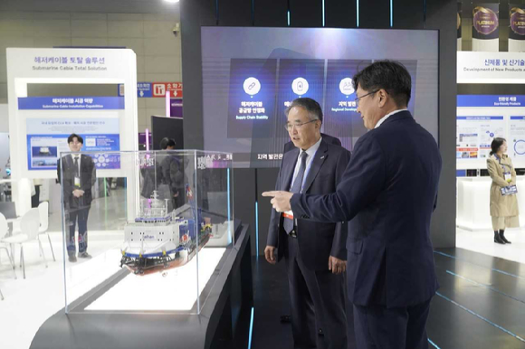 송종민 대한전선 부회장이 전시장을 둘러보고 있다 [사진=대한전선]