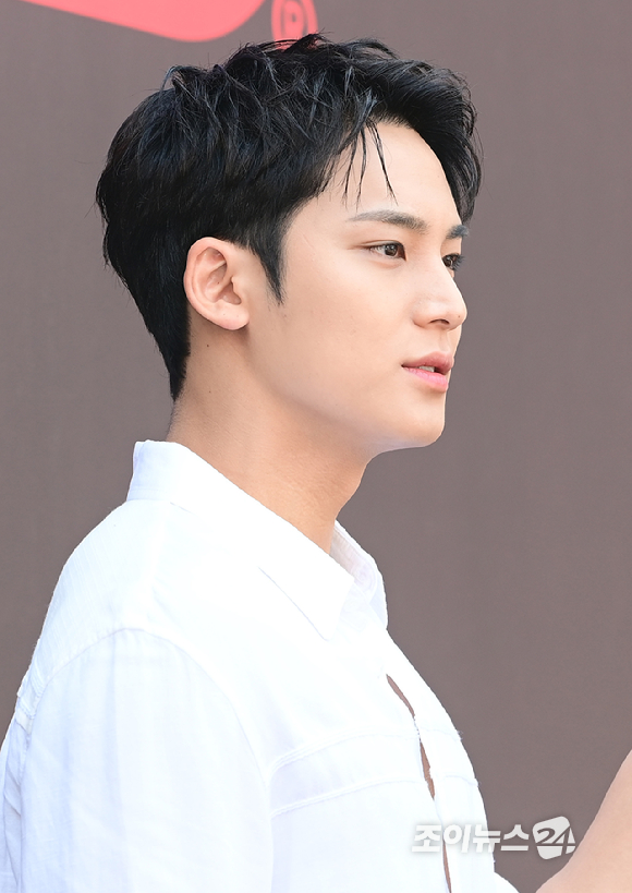 세븐틴(SEVENTEEN) 민규가 2일 오전 서울 성동구 성수동 엠엠성수에서 열린 스니커즈 에너지 스테이션 팝업 포토세션에 참석하고 있다. [사진=정소희 기자]