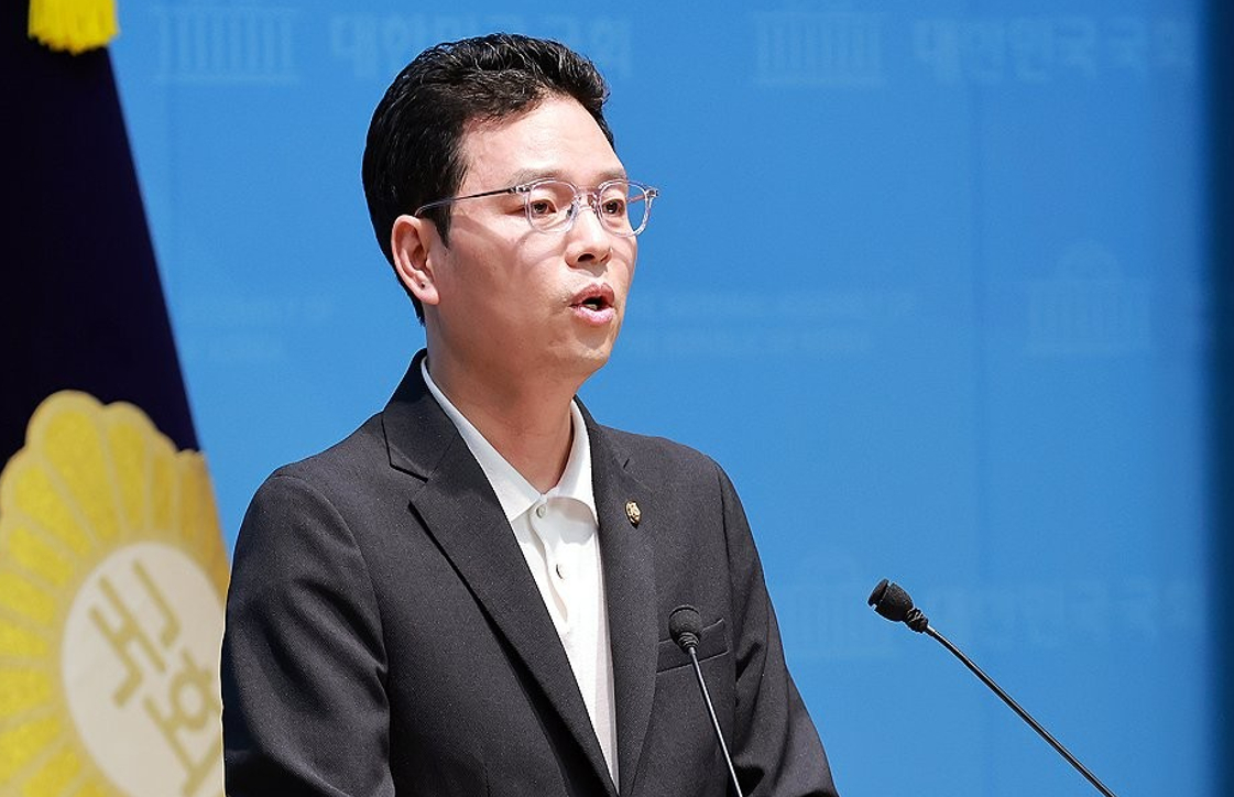 더불어민주당 김민석 대표가 14일 강원 춘천시 더불어민주당 강원도당에서 열린 강원 최고위원회의에 참석하고자 허영 의원, 우상호 도지사 등과 발걸음을 옮기고 있다. 2026.9.14 [사진=연합뉴스]