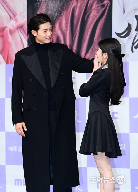 배우 이기우와 박세현이 12일 오후 서울 마포구 상암동 MBC 골든마우스홀에서 열린 MBC 새 금토드라마 '밤에 피는 꽃' 제작발표회에 참석하고 있다. [사진=정소희 기자]